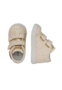 Baskets pour enfants beiges pailletées avec des semelles blanches, dotées de deux bandes Velcro et d'un bout arrondi. La texture est brillante et lisse.