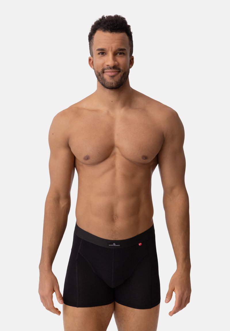 Svarta boxer-kalsonger med en slät textur, som har en figurnära design och en elastisk midjeband. Tyget verkar vara andningsbart och bekvämt.