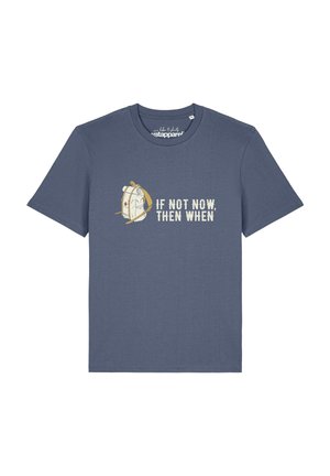 T-shirt bleu à manches courtes avec un motif de sac à dos beige et le texte "IF NOT NOW, THEN WHEN" imprimé sur le devant.