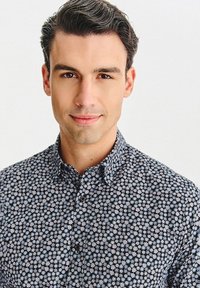 Czarna koszula na guziki z kwiatowym wzorem w jasnym niebieskim i białym kolorze, z kołnierzem typu spread i gładką teksturą.