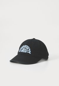 Svart baseballcaps laget av bomull, med en buet skygge og lyseblå broderte tekst og grafikk på fronten.