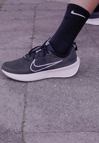 Nike Performance INTERACT RUN - Chaussures de running - black/white/anthracite