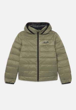 Casaco acolchoado verde oliva com capuz, apresentando um fecho preto e forro. Inclui um pequeno logótipo no peito e punhos em malha.