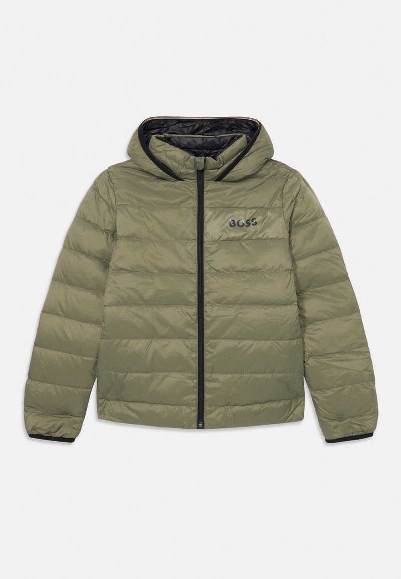 Casaco acolchoado verde oliva com capuz, apresentando um fecho preto e forro. Inclui um pequeno logótipo no peito e punhos em malha.