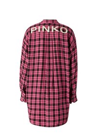 Camicia a quadri rosa e nera con maniche lunghe, presenta la parola "PINKO" in grandi lettere bianche sul retro e un orlo arrotondato.