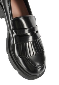 Mocassini in pelle nera con una superficie testurizzata, dotati di dettagli plissettati e punta rotonda. Suola in gomma spessa e texturizzata per una buona aderenza.