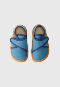 Pantofi din material textil de culoare albastră, cu curele încrucișate, talpă din cauciuc și o căptușeală interioară moale. Material superior texturat și accente contrastante de culoare albastră închis.