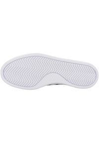 Suela de zapato de goma blanca con un patrón de espiga, con una textura lisa y una sección de talón redondeada. Sin marcas visibles.