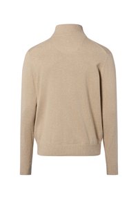 Beige gebreide trui met een hoge kraag, lange mouwen en geribbelde manchetten en zoom. Gladde textuur, eenvoudig ontwerp en zonder zichtbare patronen.