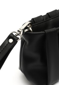 Borsa a tracolla nera in ecopelle con superficie texturizzata, design arricciato, hardware in argento e tracolla staccabile. Chiusura a zip nella parte superiore.