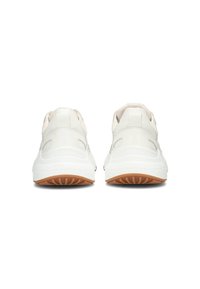 Baskets de sport blanches avec une tige texturée, semelle blanche rembourrée et semelle extérieure en caoutchouc naturel. Présente des découpes sur les côtés et un intérieur douillet.