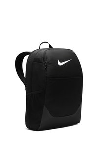 Μαύρο σακίδιο πλάτης Nike με μπροστινή τσέπη με φερμουάρ, πλαϊνές τσέπες από δίχτυ, επενδυμένους ιμάντες και λευκό λογότυπο Nike swoosh στο πάνω μπροστινό πάνελ.