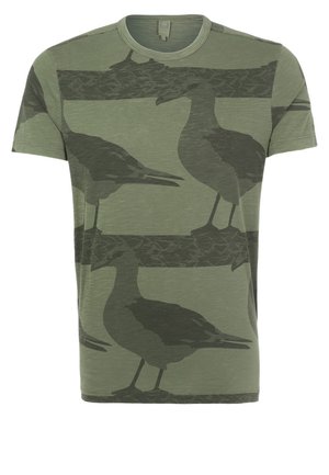 T-shirt vert à manches courtes avec de grandes silhouettes d'oiseaux vert foncé imprimées sur le devant et les manches.