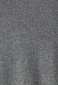 Tissu en tricot côtelé gris avec une texture douce et légèrement chinée.