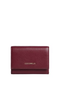 Portafoglio in pelle texturizzata bordeaux con chiusura a pattina, caratterizzato dal logo dorato "COCCINELLE" centrato sul davanti.