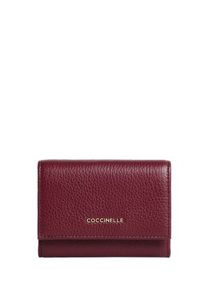 Portafoglio in pelle texturizzata bordeaux con chiusura a pattina, caratterizzato dal logo dorato "COCCINELLE" centrato sul davanti.