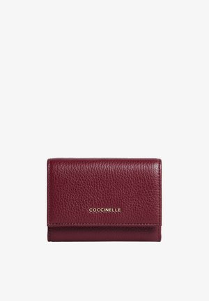 Portafoglio in pelle texturizzata bordeaux con chiusura a pattina, caratterizzato dal logo dorato "COCCINELLE" centrato sul davanti.