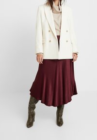 someday. Stickad tröja - beige