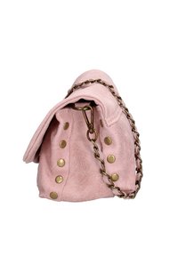 Borsa a mano in suede rosa con una texture morbida, caratterizzata da borchie dorate lungo i lati e una tracolla in catena dorata. Design a patta con chiusura a loop.