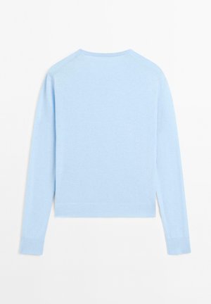 Světle modrý svetřík s dlouhými rukávy, kulatým výstřihem a žebrovanými manžetami. Hladká textura a mírně zkrácený střih. Bez viditelných ozdob.