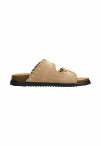 Beige leren slide-sandalen met een kurken voetbed, voorzien van gouden oogjes, een textuur in de vetersluiting en een zwarte rubberen zool.