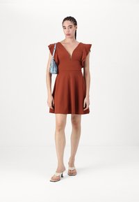 WAL G. PLUNGE NECKLICE WITH FLUTTER SLEEVES DRESS - Dienas kleita - burnt orange