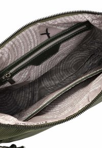 Borsa verde oliva con zip, caratterizzata da un esterno testurizzato e un interno foderato di rosa chiaro, che presenta motivi di testo ripetuti e due scomparti.