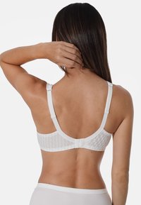 Weißer BH mit einem strukturierten Mesh-Rücken, verstellbaren Trägern und einem Haken- und Ösenverschluss. Glatte Oberfläche und nahtloses Design.