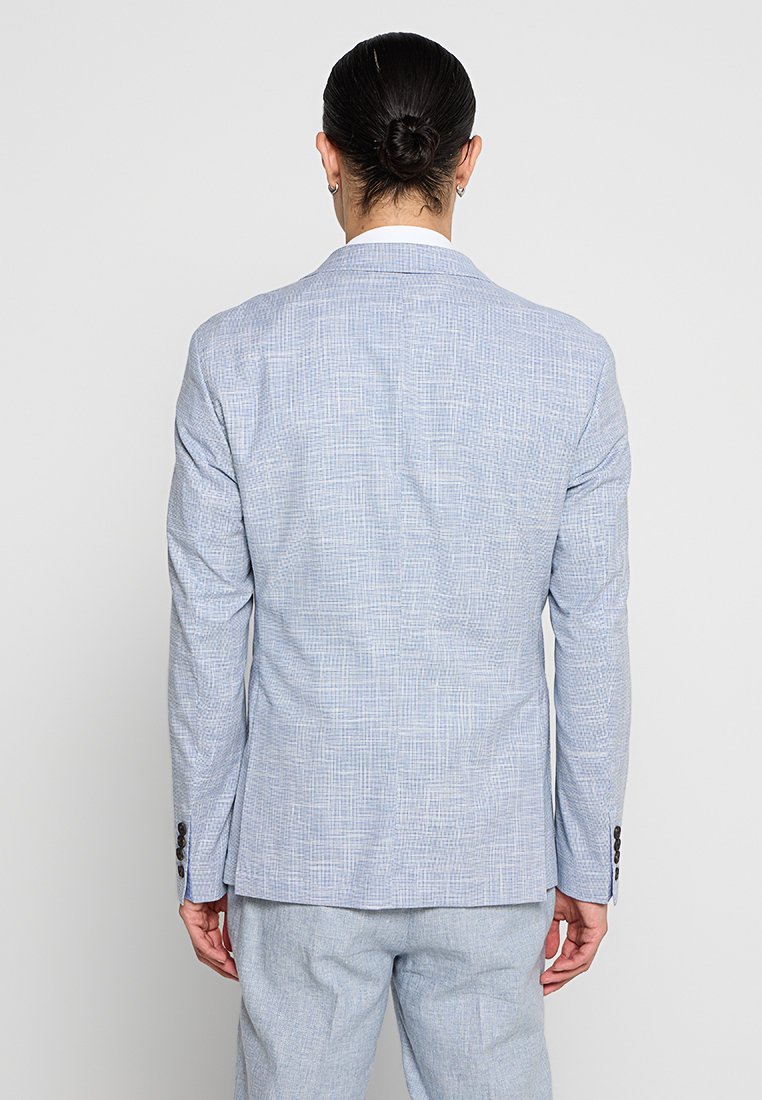 Blazer azzurro chiaro con motivo, caratterizzato da un tessuto testurizzato, apertura centrale e chiusura a due bottoni con bottoni scuri. Vestibilità su misura e design strutturato.