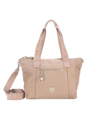 Beige Handtasche mit zwei Henkeln, Front-Reißverschlusstasche, dekorativem Logo und abnehmbarem Schulterriemen, der neben ihr zusammengerollt liegt.