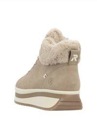 Bottes beige mi-mollet avec un col en fausse fourrure douce, dessus en daim texturé et semelle en caoutchouc blanc avec un talon surélevé et des accents de logo.