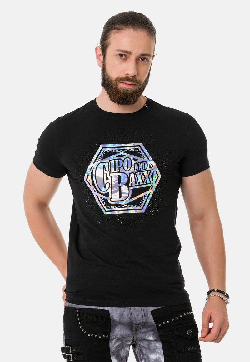 Schwarzes T-Shirt mit hexagonaler holografischer Grafik und dem Text "CIPO und BAXX", ausgestattet mit kurzen Ärmeln und klassischem Schnitt.