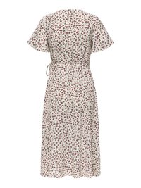 Weißes Midikleid mit kurzen Flatterärmeln und kleinem rotem Blumenmuster, tailliertem Gürtel und locker fließendem Rock.