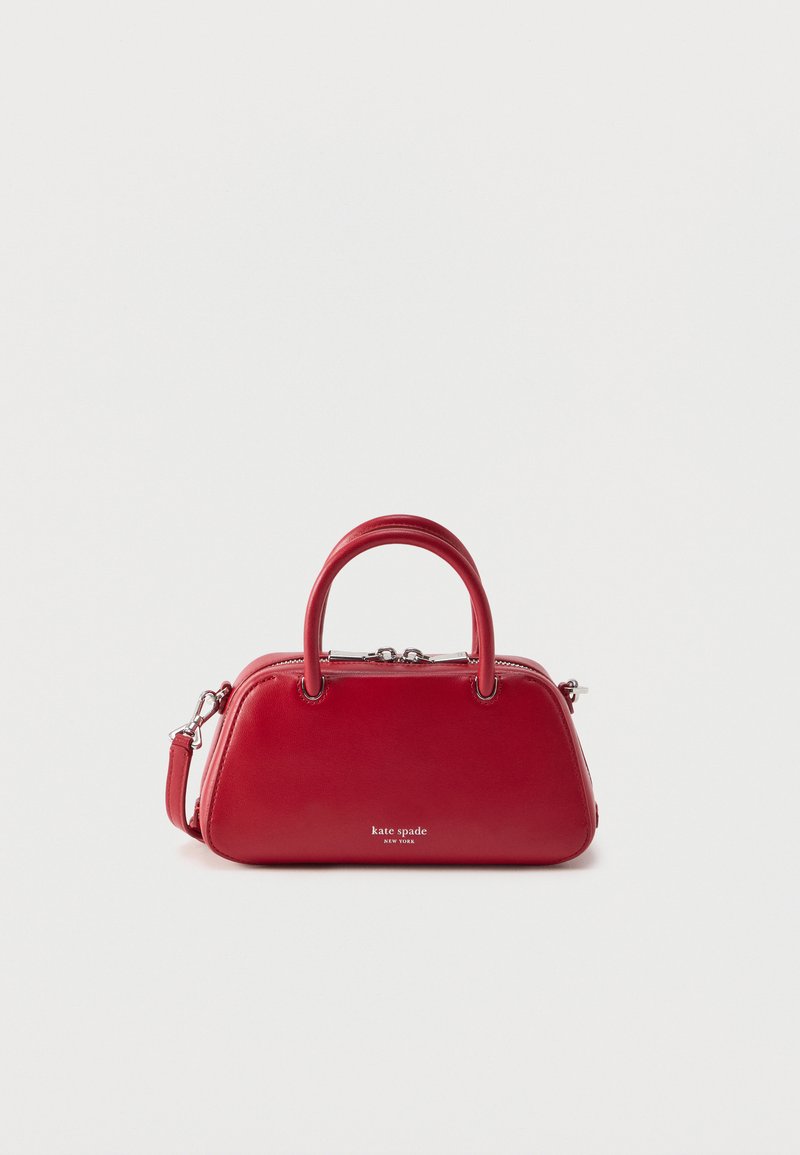 Κόκκινη δερμάτινη τσάντα χειρός με διπλές λαβές στην κορυφή, ασημένιο φερμουάρ, αποσπώμενο λουράκι και το λογότυπο "kate spade new york" στο μπροστινό μέρος.