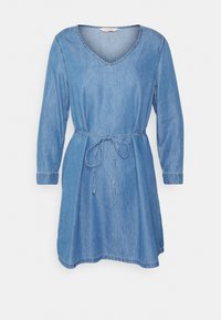 Vestido de ganga em azul claro com decote em V, mangas longas e cintura ajustada com um laço. Apresenta detalhes de costura e uma forma descontraída.