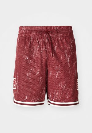 Rde kratke hlače iz mrežastega materiala z teksturiranim vzorcem, belimi poudarki in pasom na vrvico. Imajo stranske žepe in logo na levi nogi.