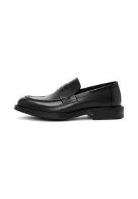 Mocassins en cuir noir avec une finition lisse, un bout arrondi et une bande décorative sur l'empeigne. Semelle plate en caoutchouc pour plus de stabilité.