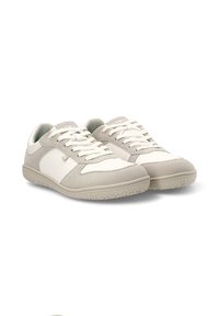 Zapatillas deportivas en gris claro y blanco con un acabado de cuero liso, acentos texturizados, cordones redondos y una suela de goma con un patrón.