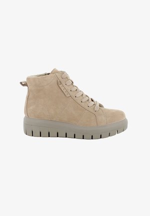 Sneaker high-top in suede beige con suola grigia spessa, punta rotonda e dettagli delle stringhe. Presenta un tassello posteriore per indossarle facilmente.