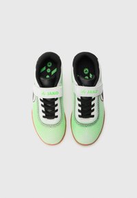 Grüne und weiße Sportchuhe mit Mesh-Design, ausgestattet mit schwarzen Akzenten und Schnürsenkeln, einem Klettverschlussriemen und einer Sohle aus Gummi.
