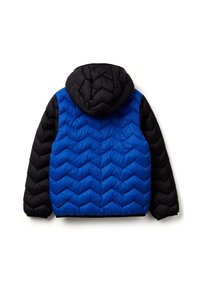 Chaqueta acolchada con capucha que presenta un patrón de rombos azules acolchados en la parte posterior y mangas negras. Tejido suave, aislante para mayor calidez.