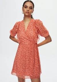 adL FRILL PATTERNED - Vapaa-ajan mekko - patterned salmon