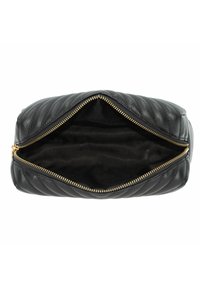 Pochetto in pelle nera con texture trapuntata, zip dorata e interno in tessuto nero. L'apertura superiore rivela un compartimento spazioso.