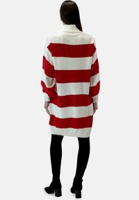 Röd och vit randig tröjklänning med hög krage och långa ärmar, med ribbade manschetter och nederkant, bärs över svarta leggings.