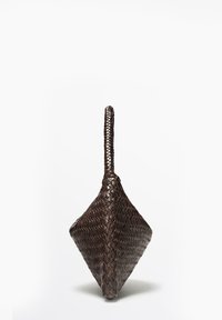 Braune gewebte Tasche mit einer Rautenform und einem einzigen Griff. Sie verfügt über eine strukturierte Oberfläche, die durch geflochtenes Material entsteht.