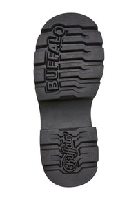 Černá gumová podrážka boty s hlubokými vzory pro grip, vyraženým logem "BUFFALO" a zakřivenými okraji. Texturovaný povrch pro odolnost.