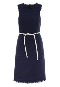 Tmavě modré bezrukávové šaty s texturovanou tkaninou, roztrhanými okraji a bílým páskem. Rovný střih, délka ke kolenům.