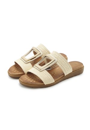 Paar beige gewebte Slide-Sandalen mit gepolsterter brauner Innensohle und großer dekorativer goldfarbener Schnalle an jedem Riemen.