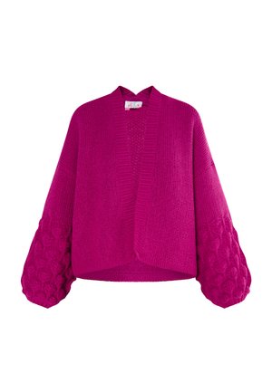 Magenta Strickjacke mit V-Ausschnitt, offener Vorderseite und strukturierten Ballonärmeln mit Kabelstrickmuster.