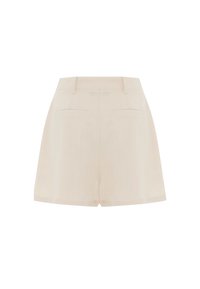 Beige shorts med en glat struktur, flad front, to baglommer og en skræddersyet design, velegnet til afslappet brug.
